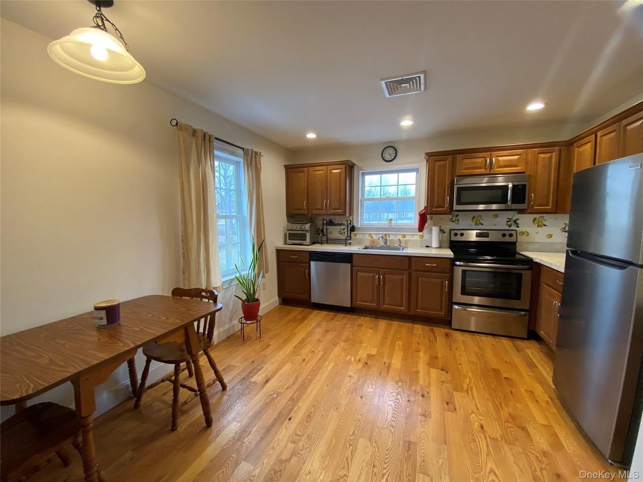 27 N Main St Apt C - Photo 4 of 11