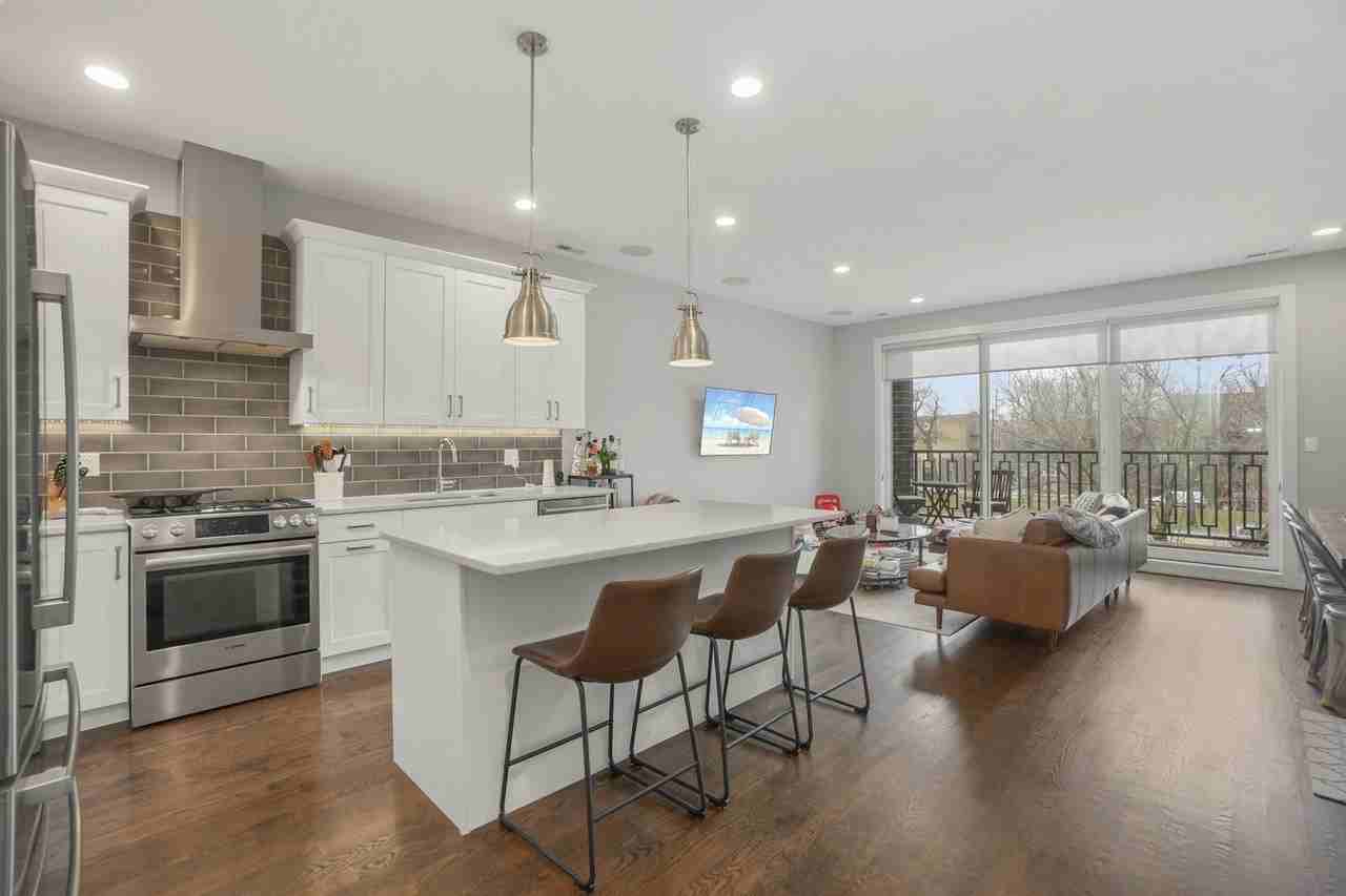 1621 N Humboldt Blvd Apt 2s - Photo 2 of 22