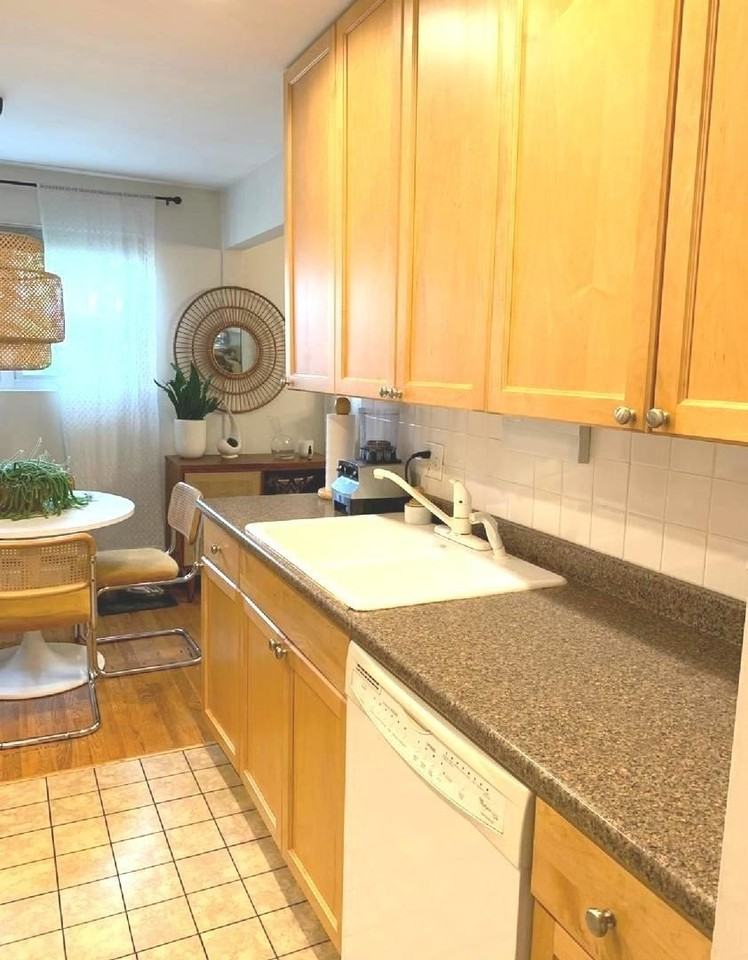 711 Austin St Apt 301 - Photo 2 of 9