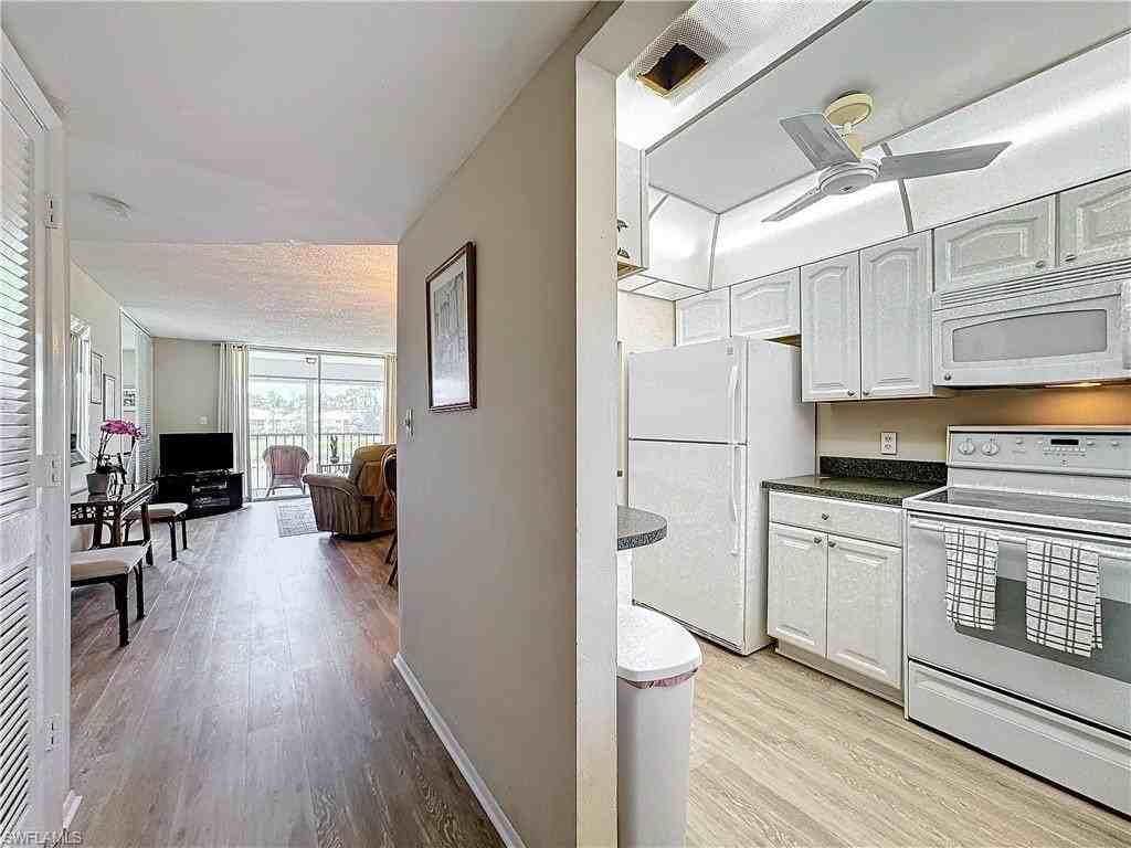 300 Forest Lakes Blvd Apt 201 - Photo 5 of 35