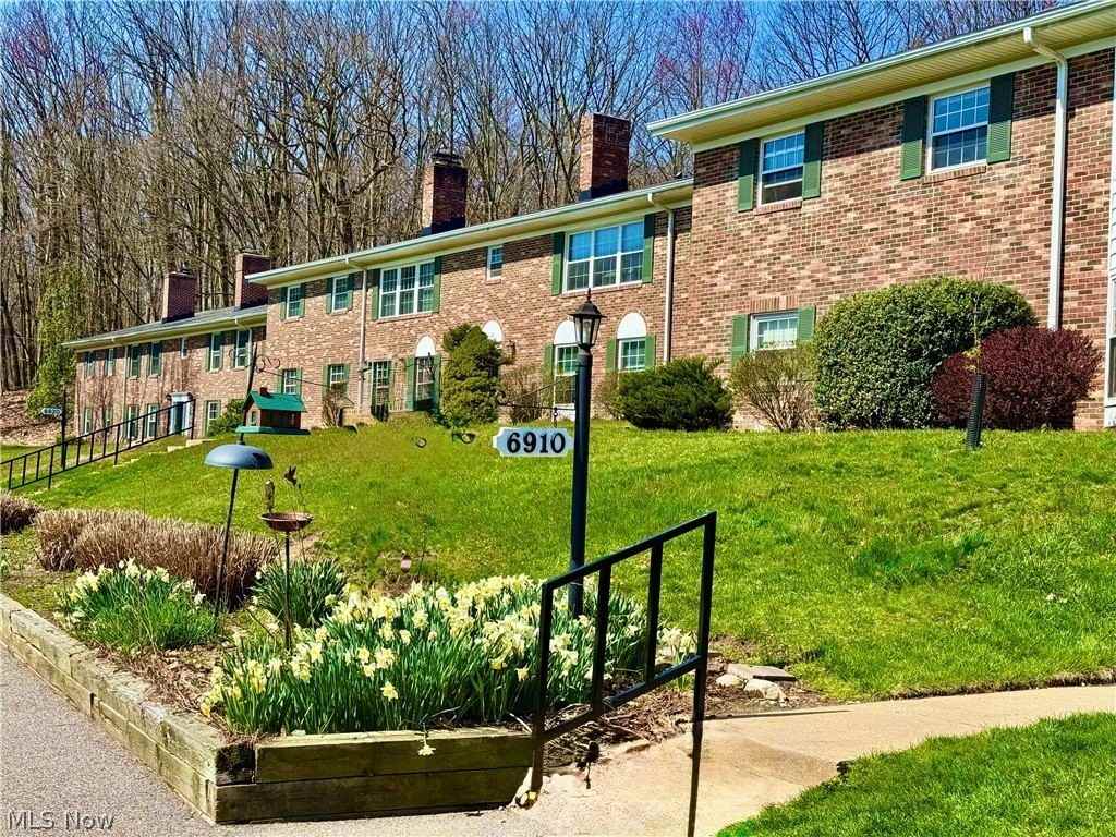 6910 Carriage Hill Dr Apt 202 - Photo 4 of 7