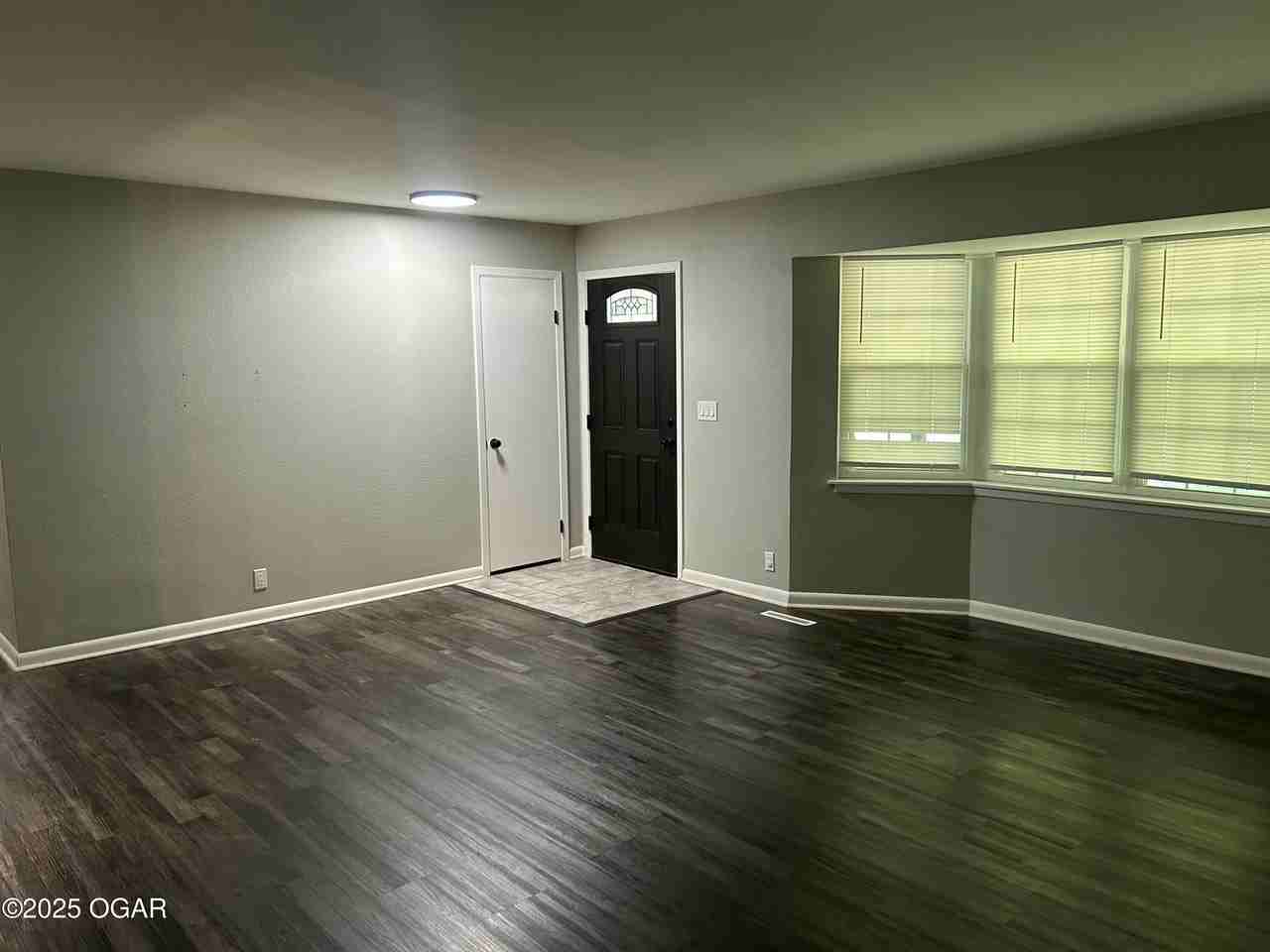 2729 Illinois Ave - Photo 2 of 9