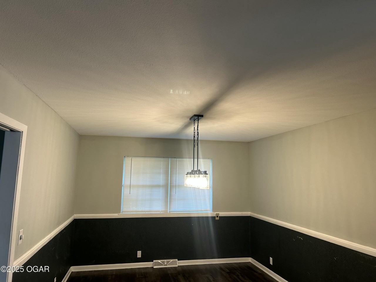 2729 Illinois Ave - Photo 4 of 9