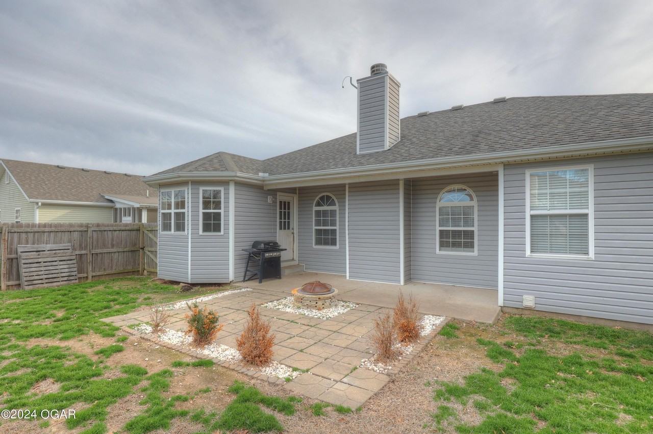 4231 W 28th St - Photo 7 of 35