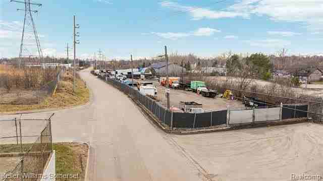 123 E Montcalm St - Photo 4 of 12