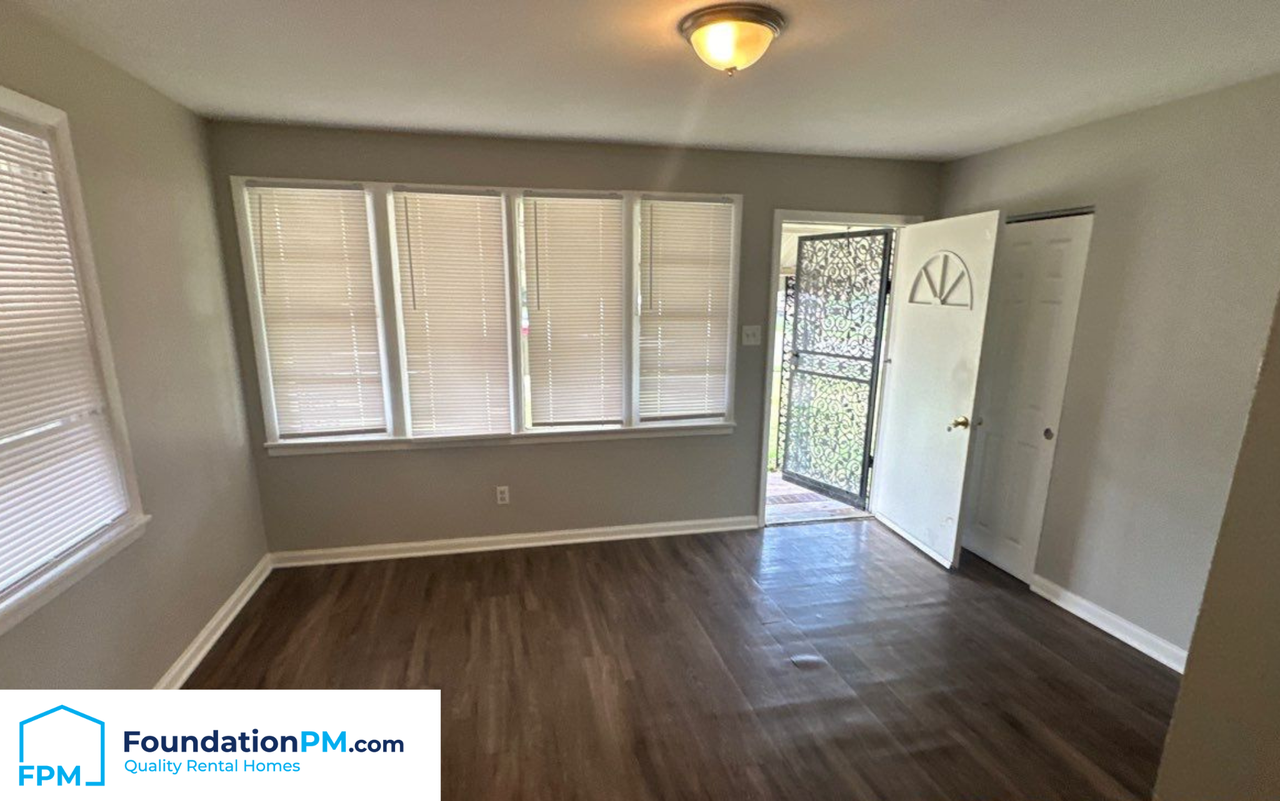 672 Carpenter St #1 - Photo 5 of 19