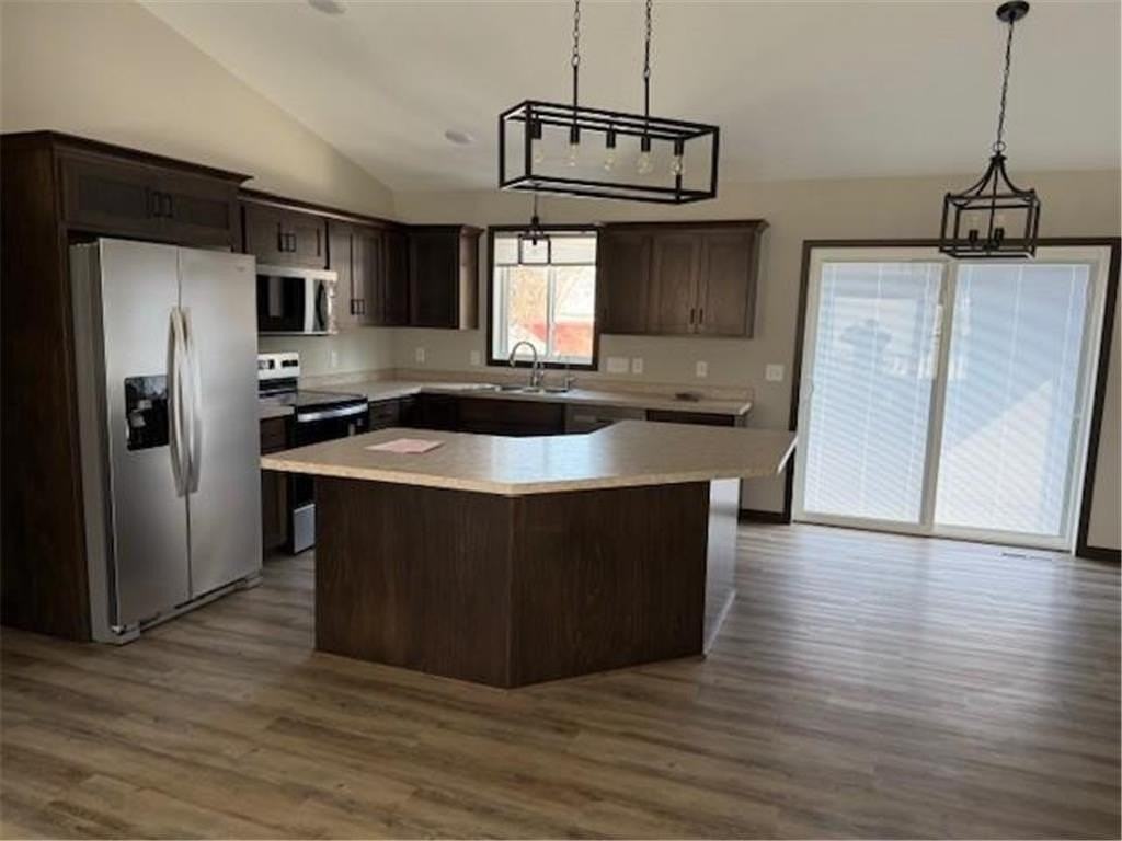 614 Dillon Ave N - Photo 2 of 11