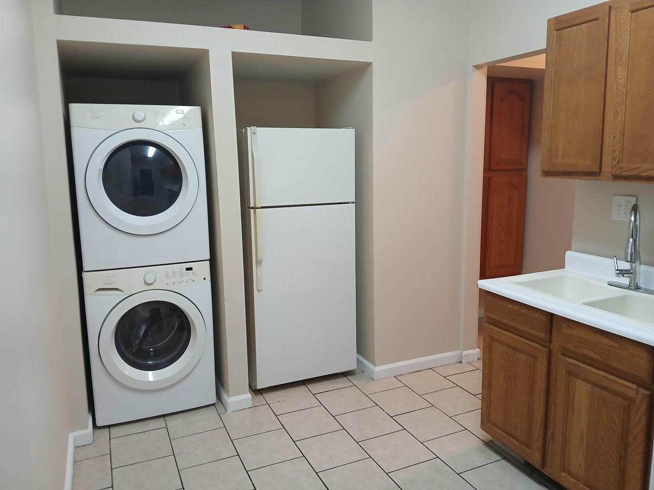 705 S Poplar St #1 - Photo 4 of 12