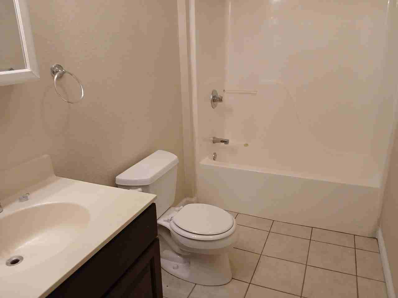 606 W College St Apt 2 #2 - Photo 7 of 12