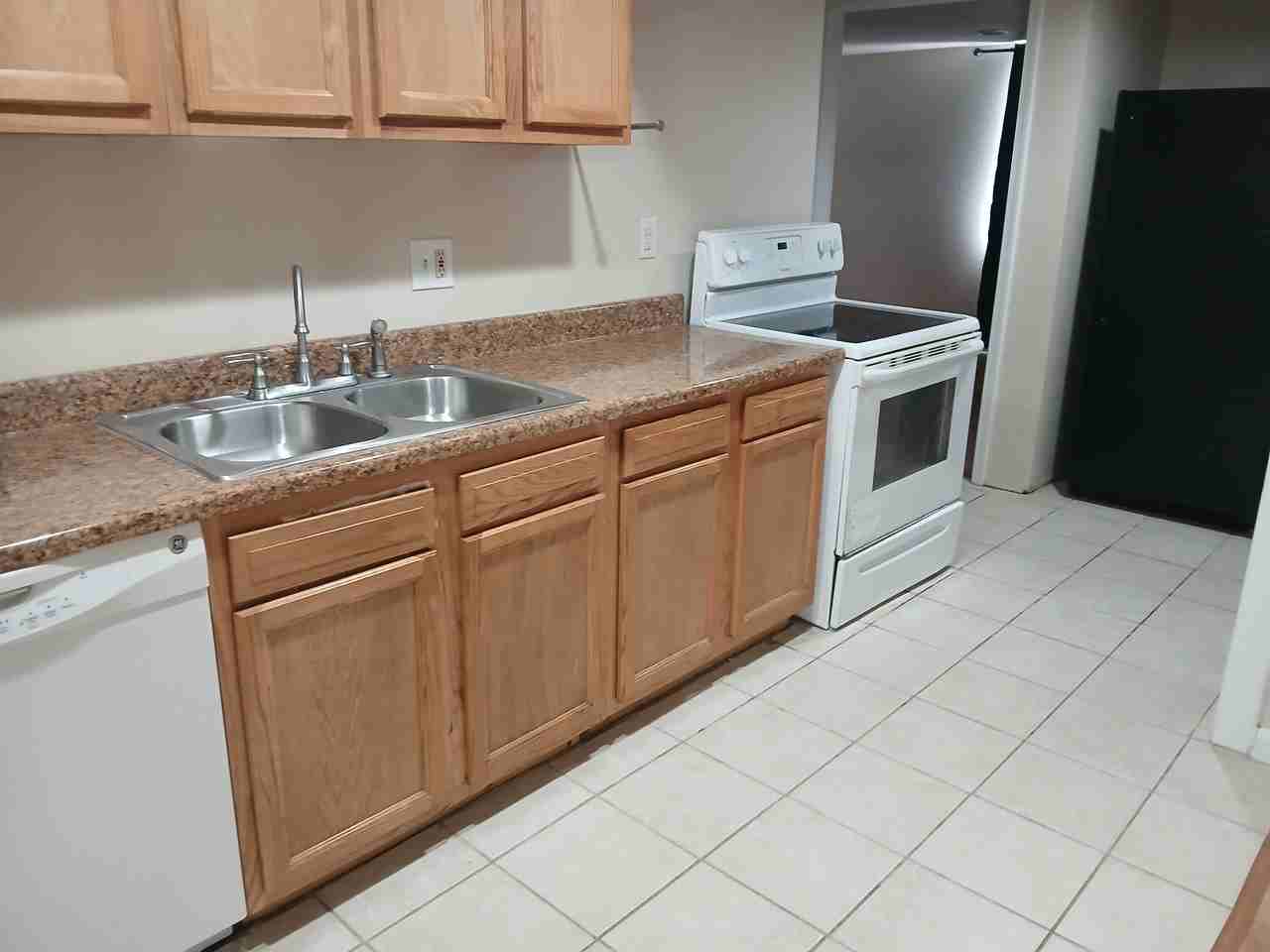 711 S Poplar St Apt C #C - Photo 5 of 13