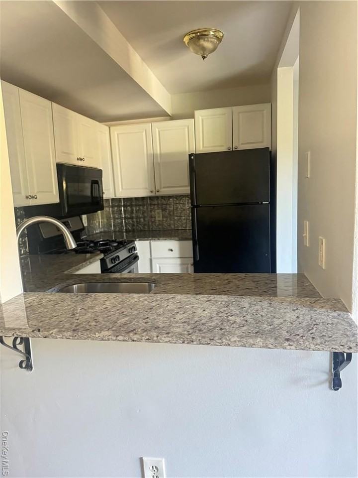 1 Lexington Hl - Photo 3 of 17