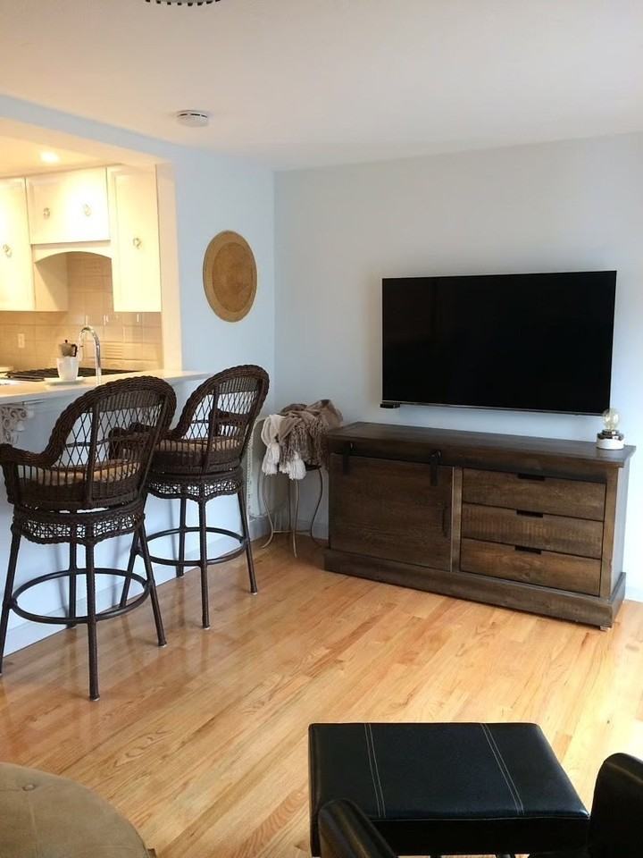 519 Bennington St - Photo 5 of 11