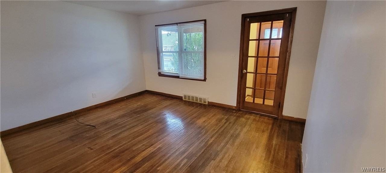 3563 Sherwood Ave - Photo 2 of 18