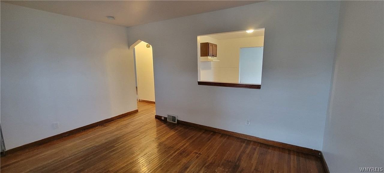 3563 Sherwood Ave - Photo 3 of 18