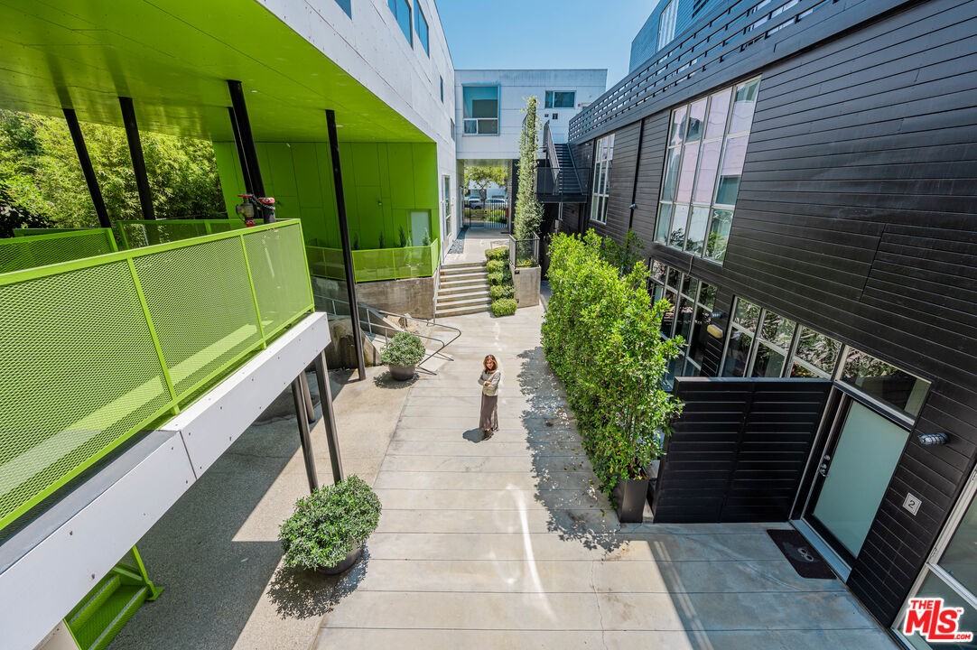 825 N Kings Rd - Photo 2 of 17