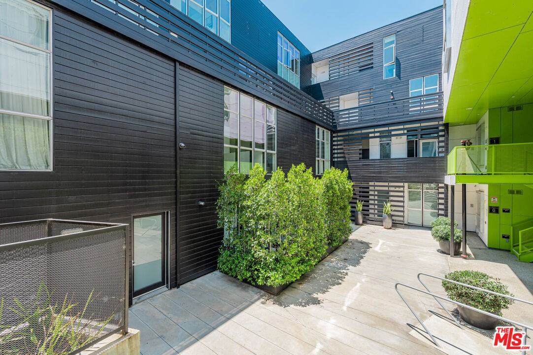 825 N Kings Rd - Photo 3 of 17