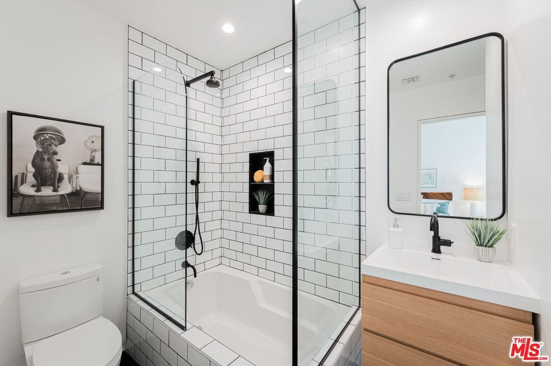 825 N Kings Rd - Photo 4 of 17