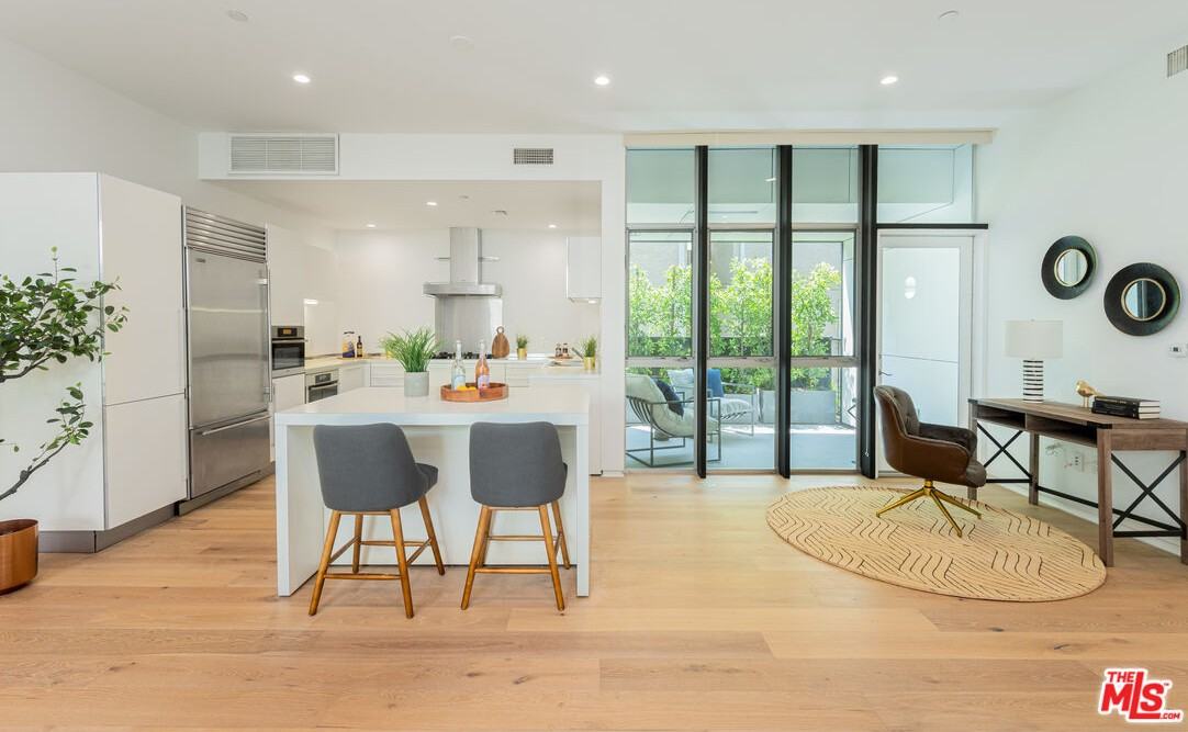 825 N Kings Rd - Photo 5 of 17