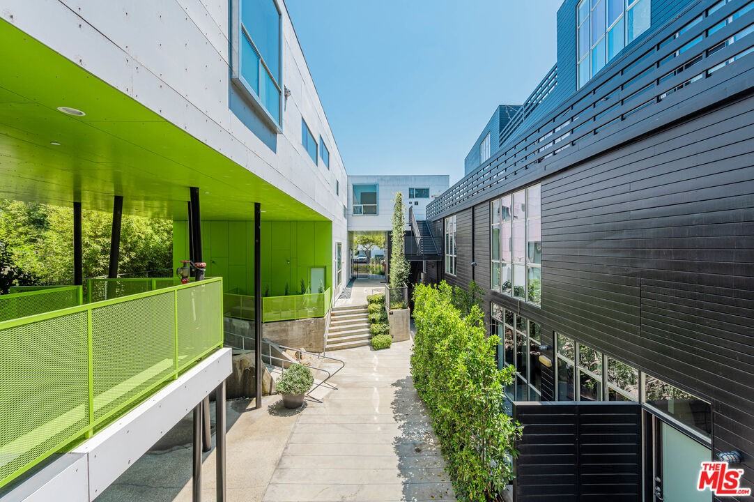 825 N Kings Rd - Photo 6 of 17