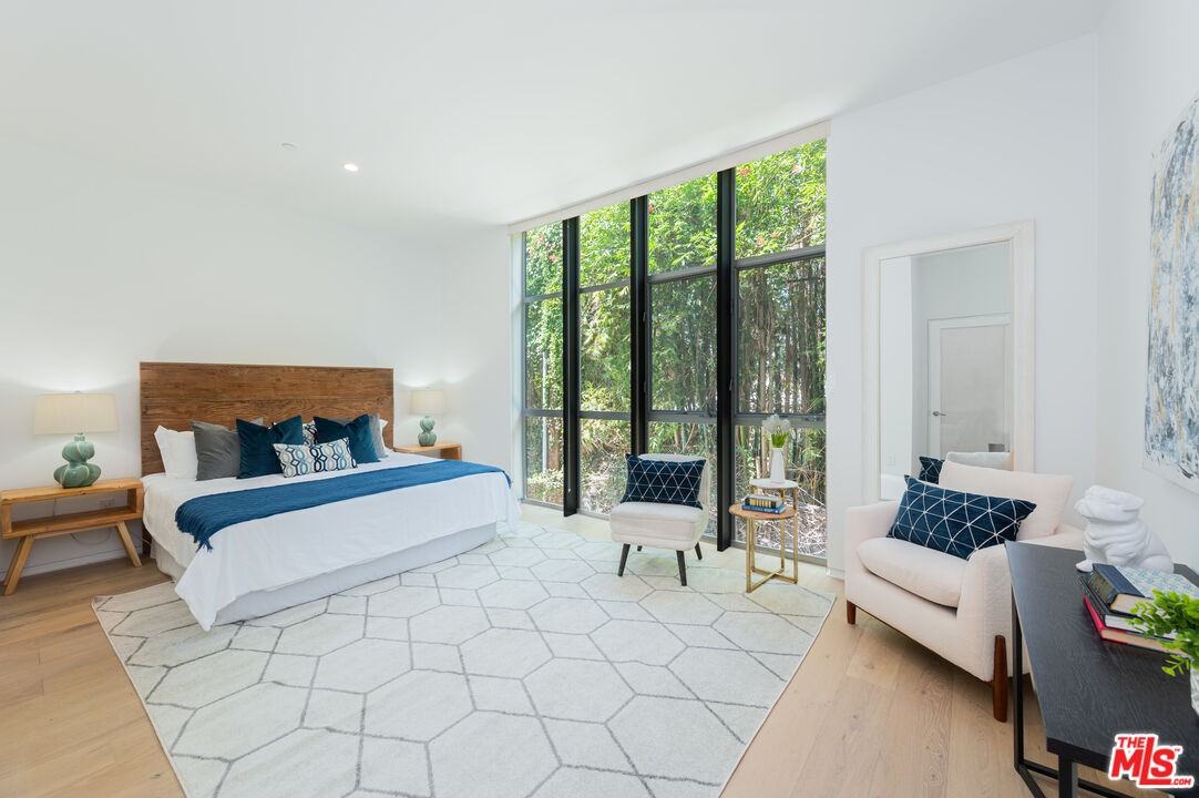 825 N Kings Rd - Photo 7 of 17