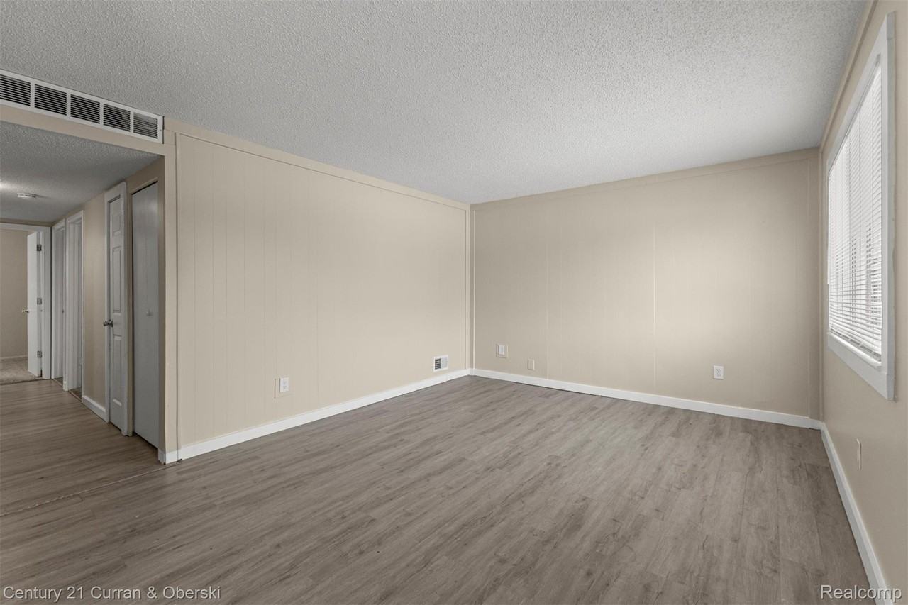 6516 Oak St - Photo 4 of 22