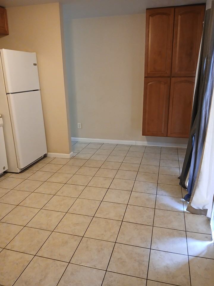 510 S Poplar St Apt 3 #3 - Photo 5 of 17