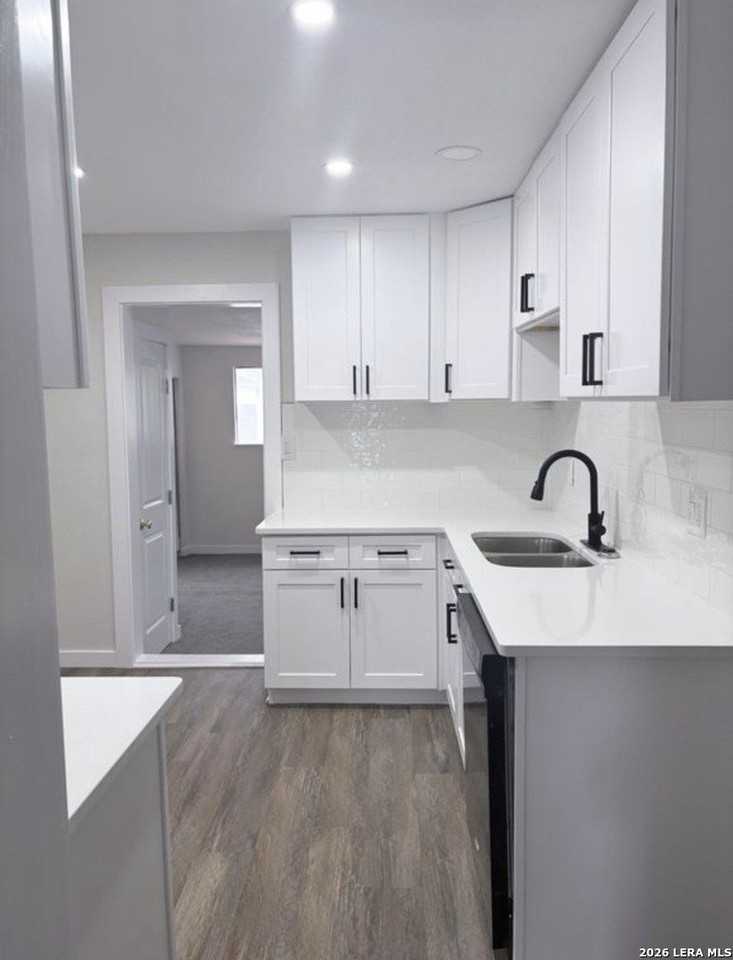 607 Brunswick Blvd - Photo 5 of 17