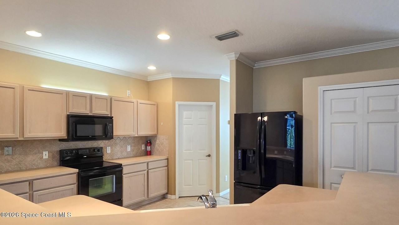 1831 Barrington Cir - Photo 5 of 28