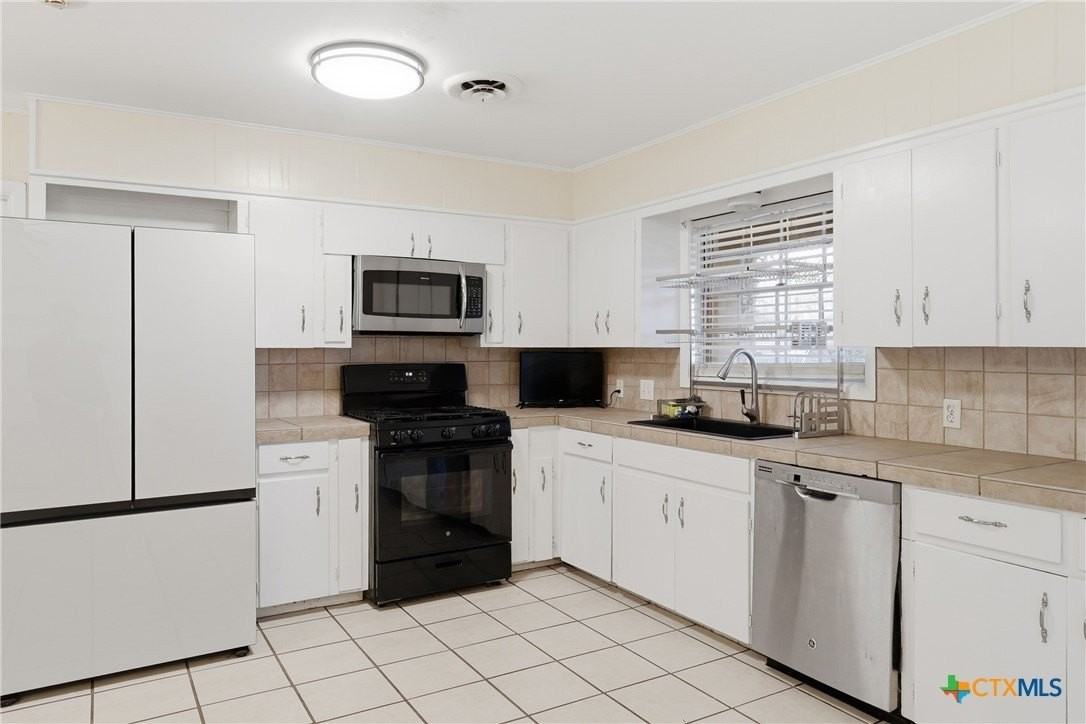 803 Hybiscus Ln - Photo 3 of 16