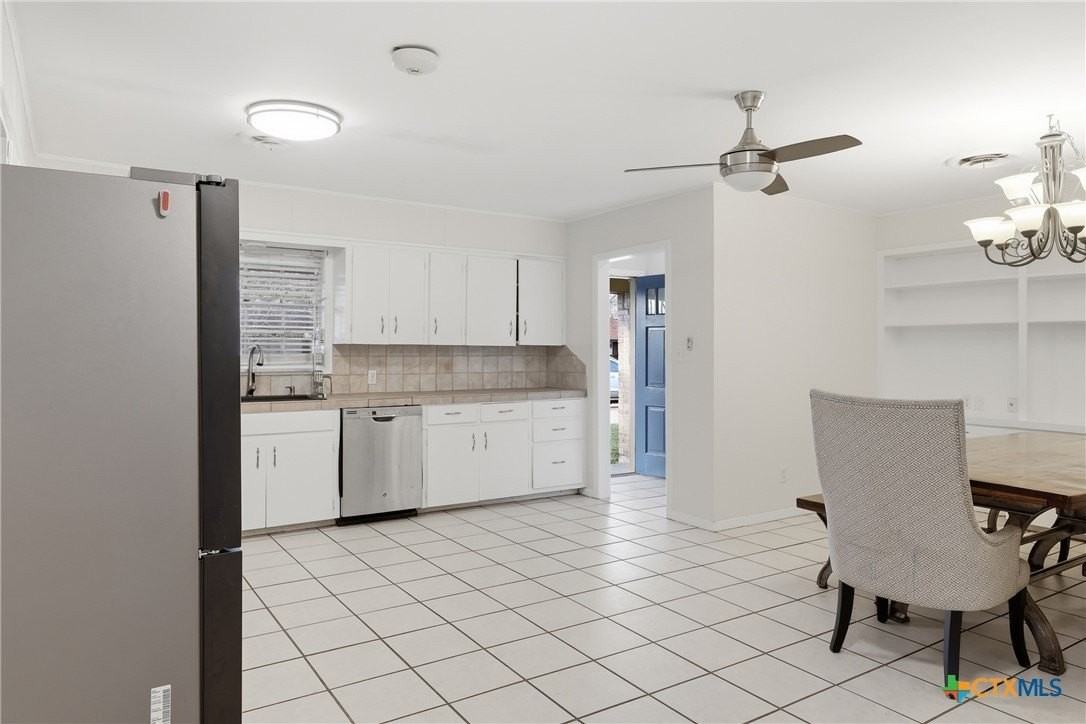 803 Hybiscus Ln - Photo 4 of 16