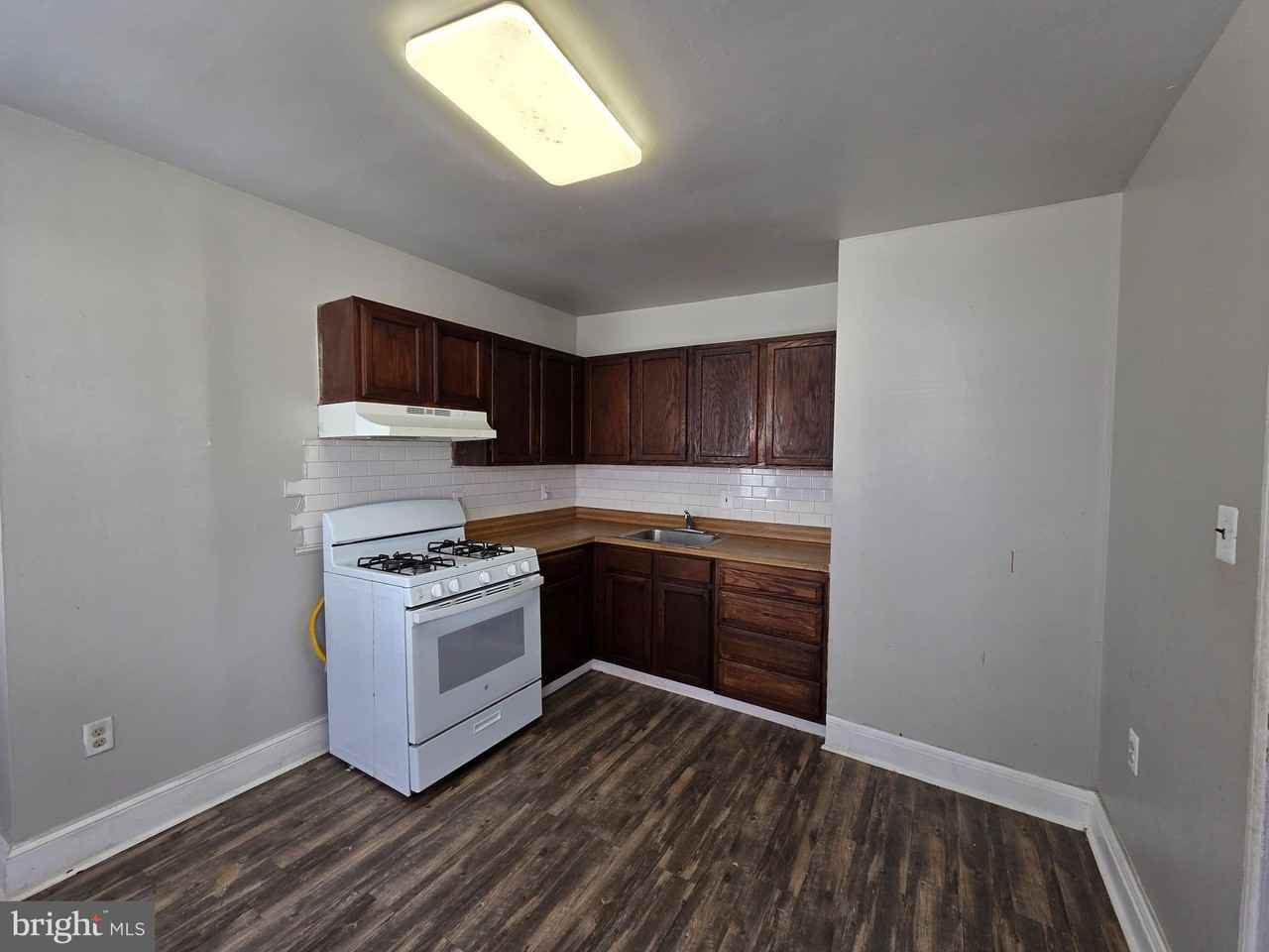 604 W 20th St Apt 2 - Photo 6 of 11