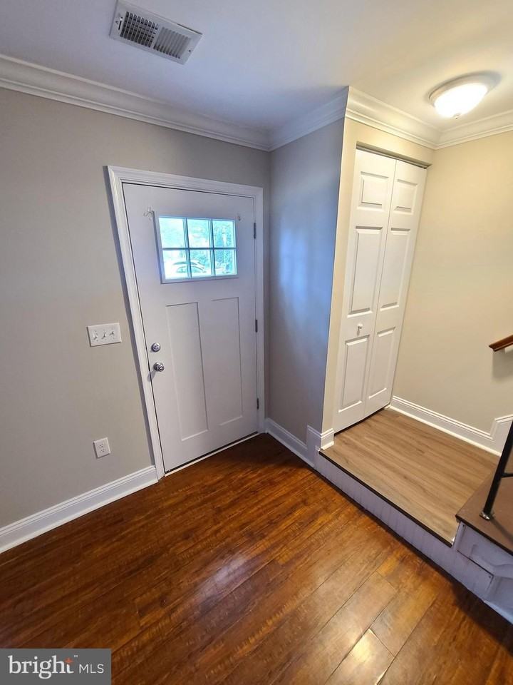 564 Lancaster Pl - Photo 2 of 34