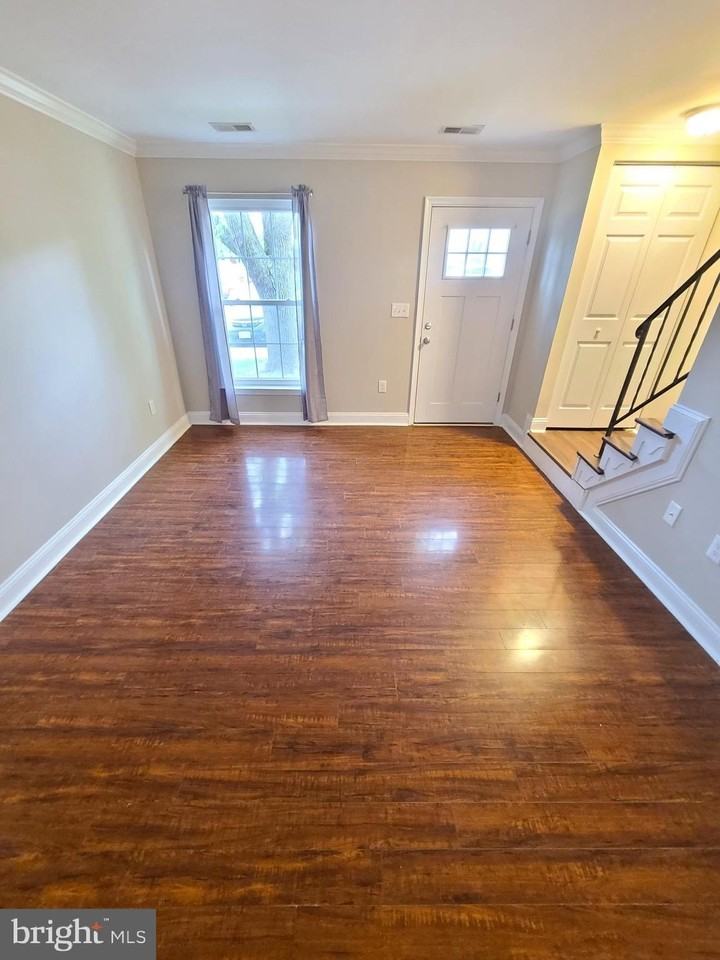 564 Lancaster Pl - Photo 3 of 34