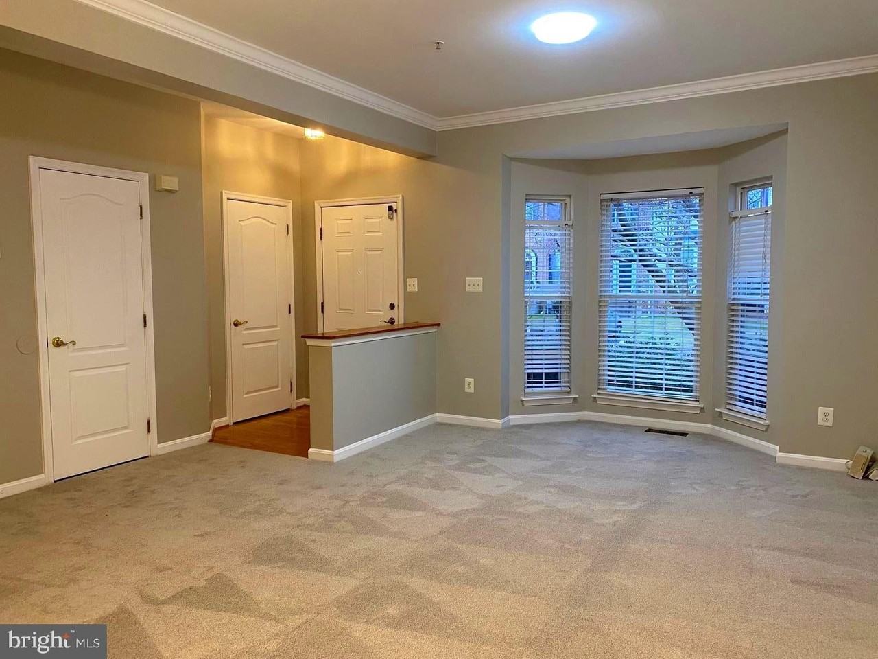 569 Kirkcaldy Way - Photo 4 of 33