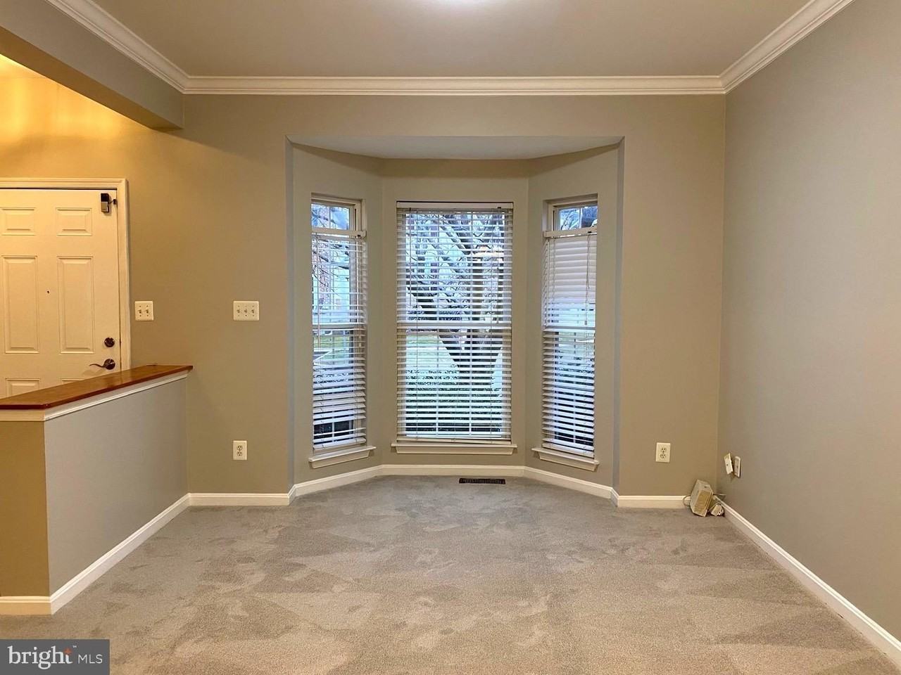 569 Kirkcaldy Way - Photo 5 of 33