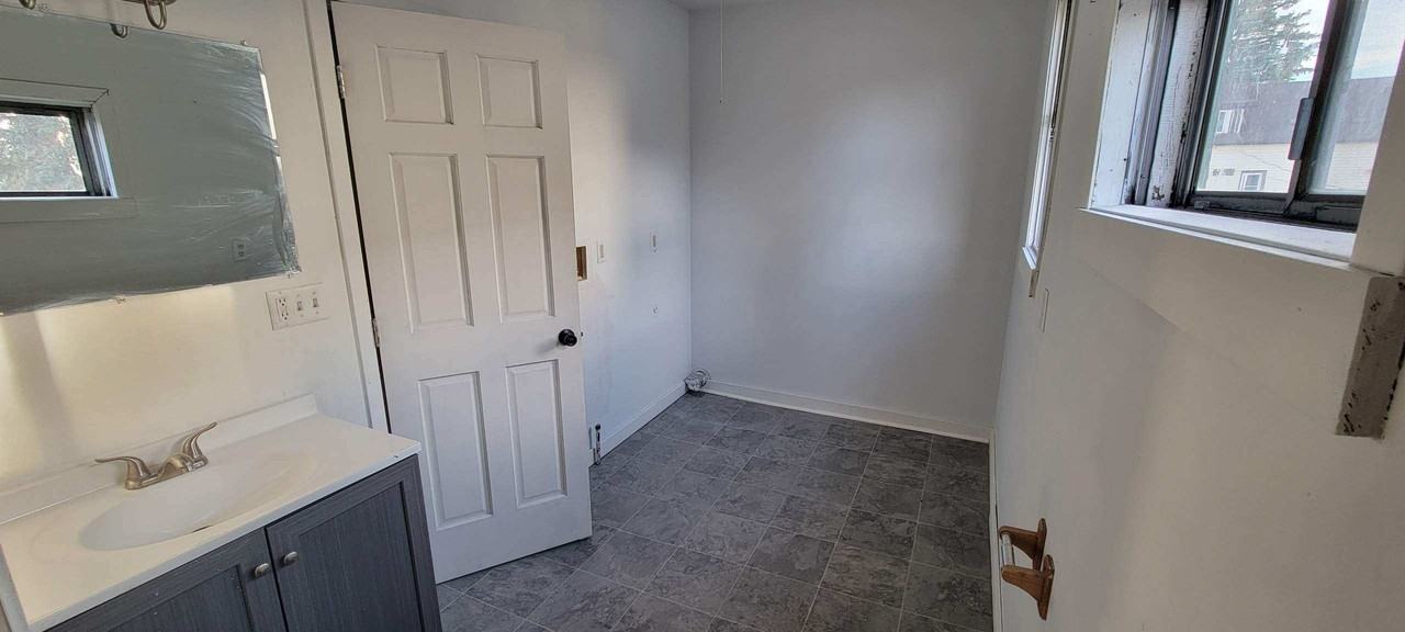 941 W 8th St #1 - Photo 4 of 10