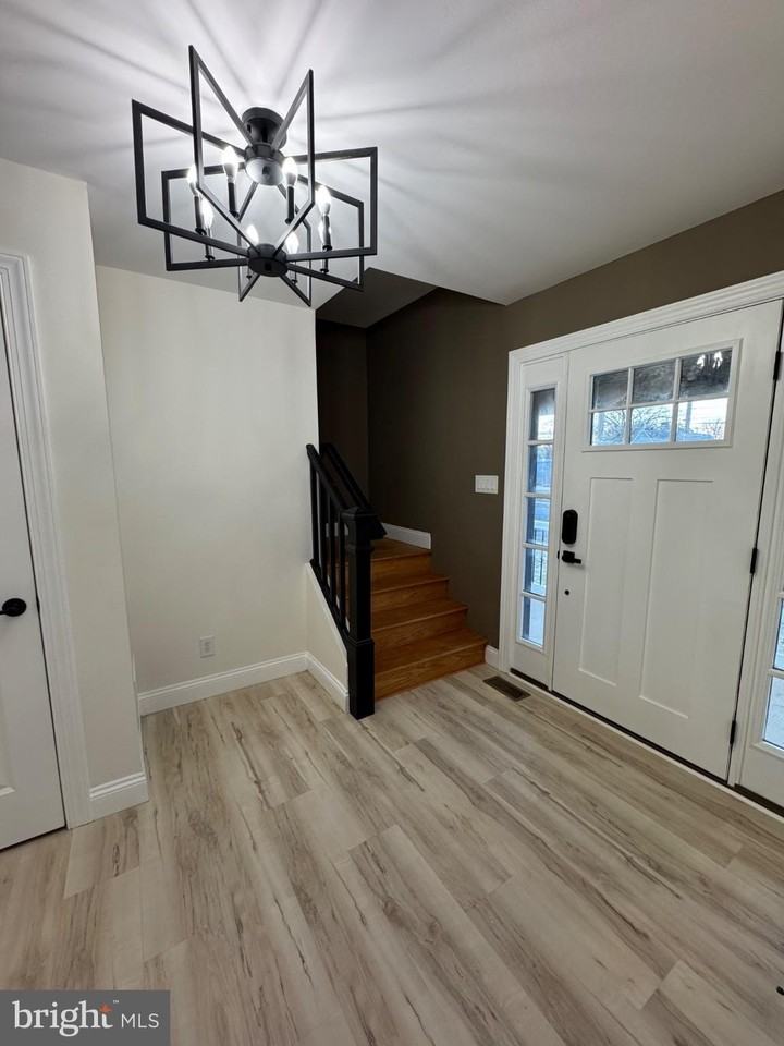 1140 Parkside Ave - Photo 3 of 27