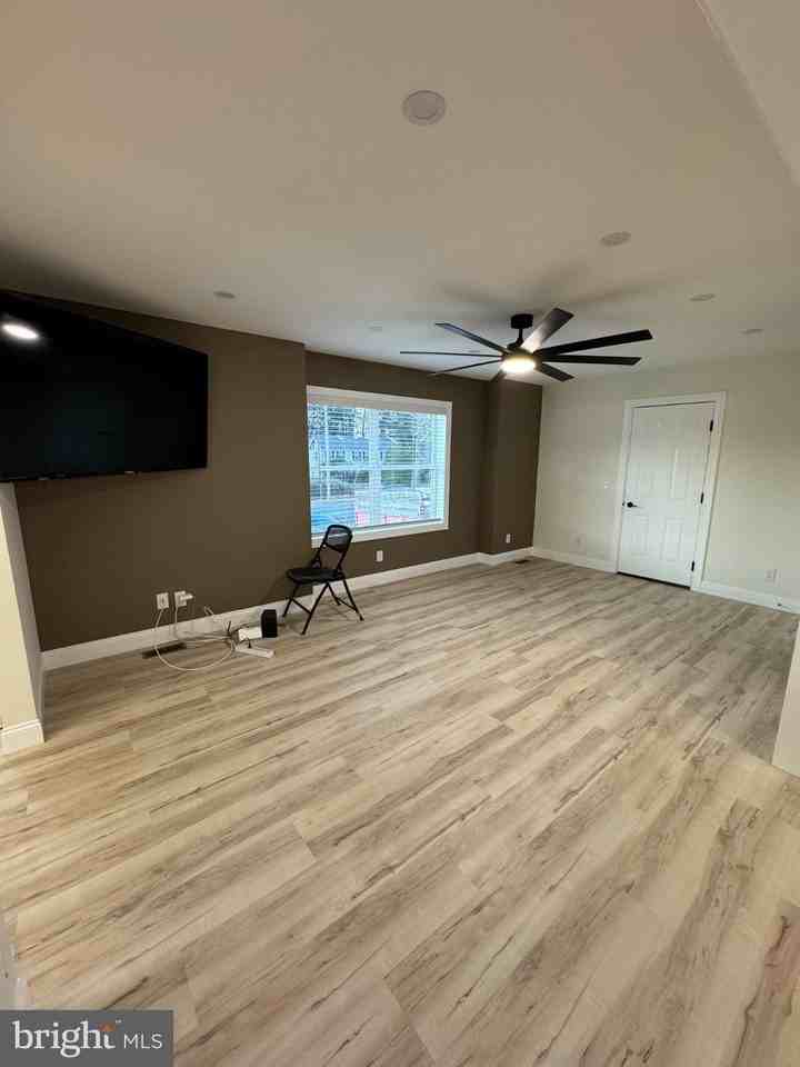 1140 Parkside Ave - Photo 5 of 27