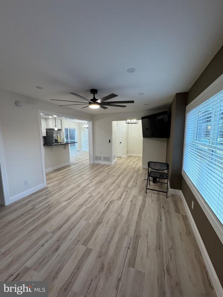 1140 Parkside Ave - Photo 6 of 27