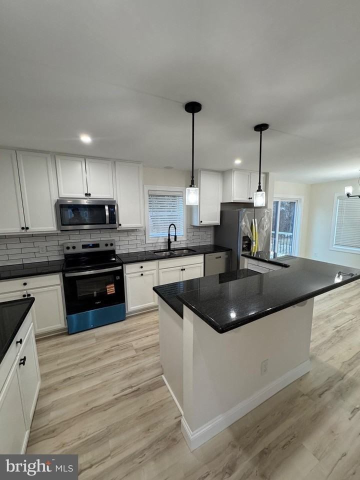 1140 Parkside Ave - Photo 7 of 27