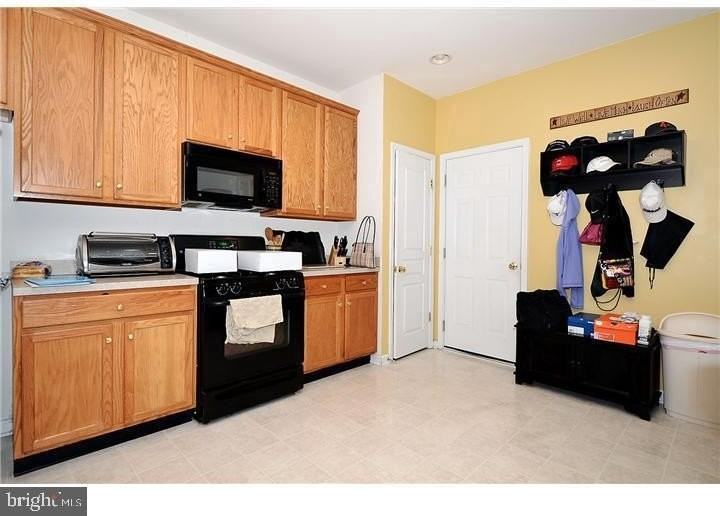 1015 Fisher St - Photo 2 of 14