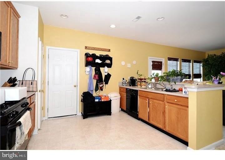 1015 Fisher St - Photo 3 of 14