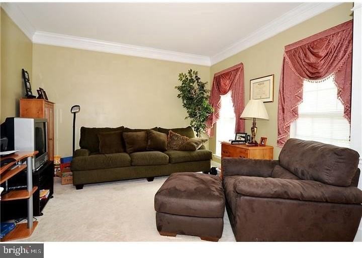 1015 Fisher St - Photo 4 of 14