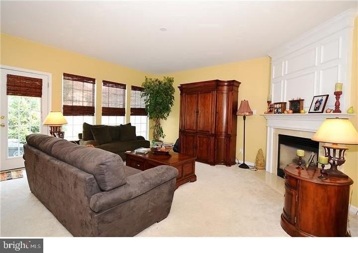 1015 Fisher St - Photo 7 of 14