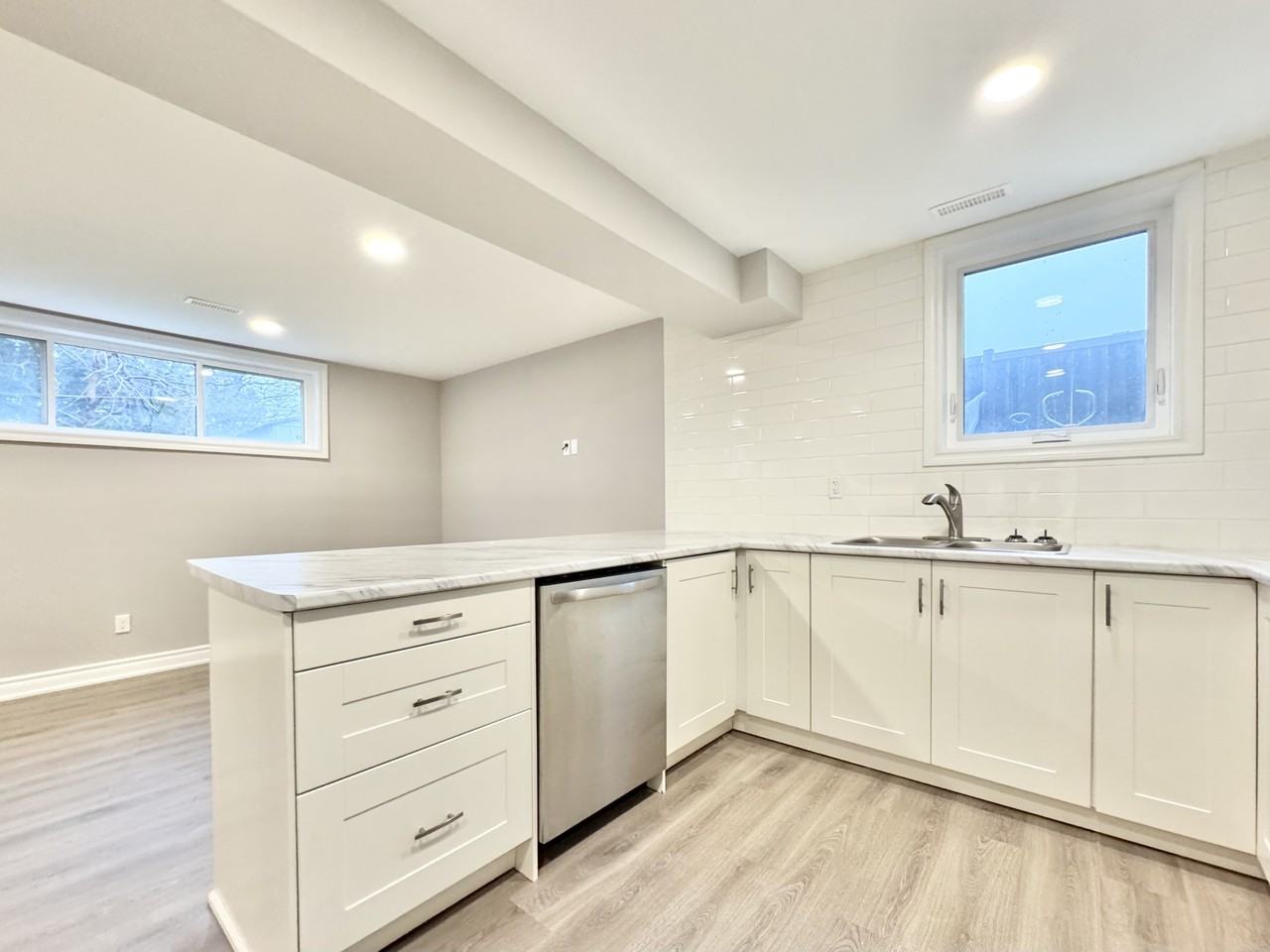 5 Regent Dr Lowr - Photo 2 of 14