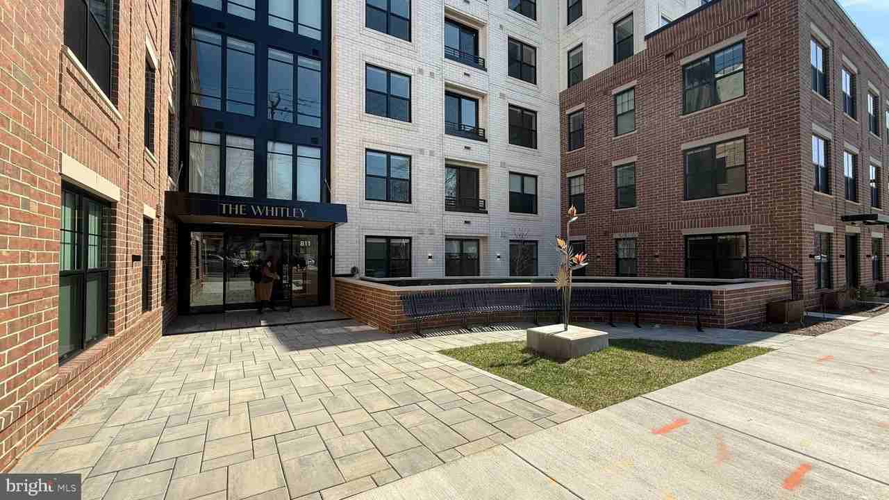 811 N Columbus St #302 - Photo 2 of 50