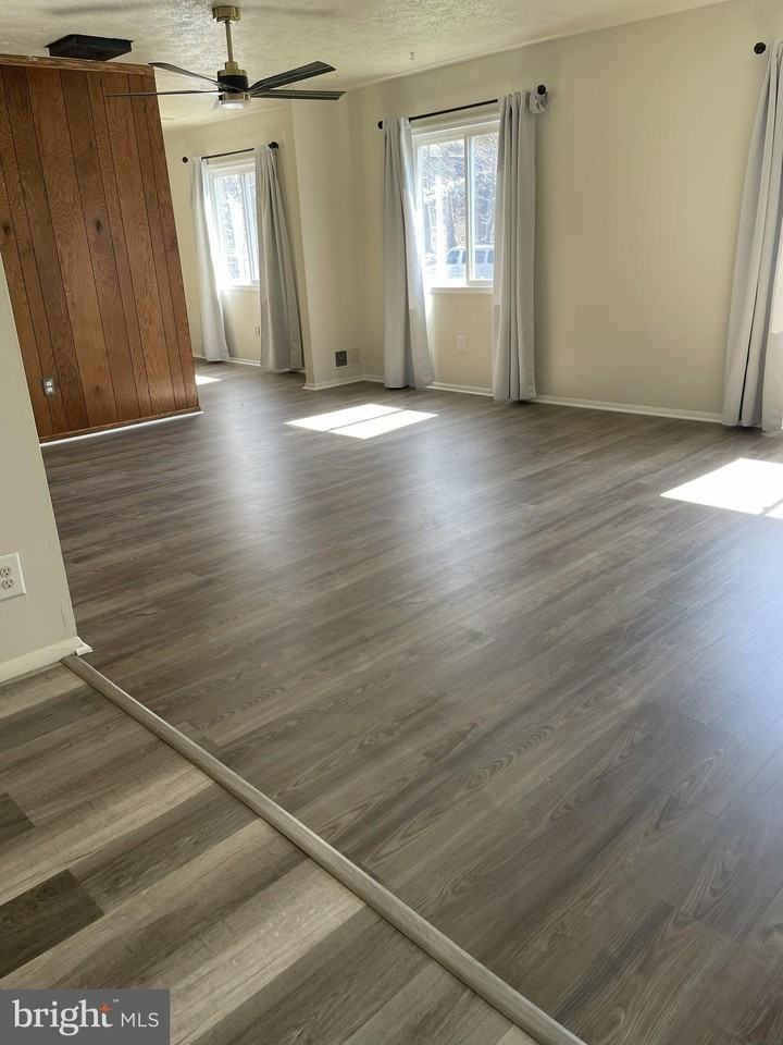 2216 Sanibel Dr - Photo 2 of 15