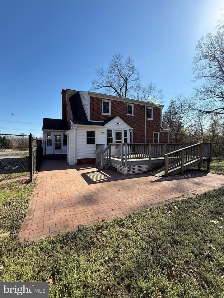 9253 Dahlgren Rd - Photo 2 of 23