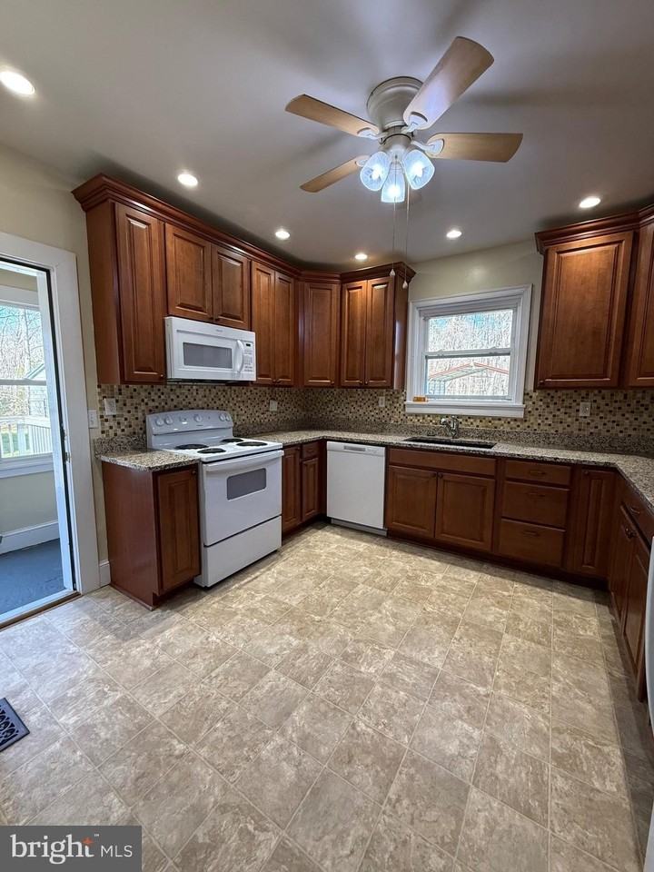 9253 Dahlgren Rd - Photo 7 of 23