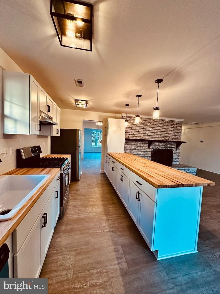 16 W Marshall St - Photo 3 of 12